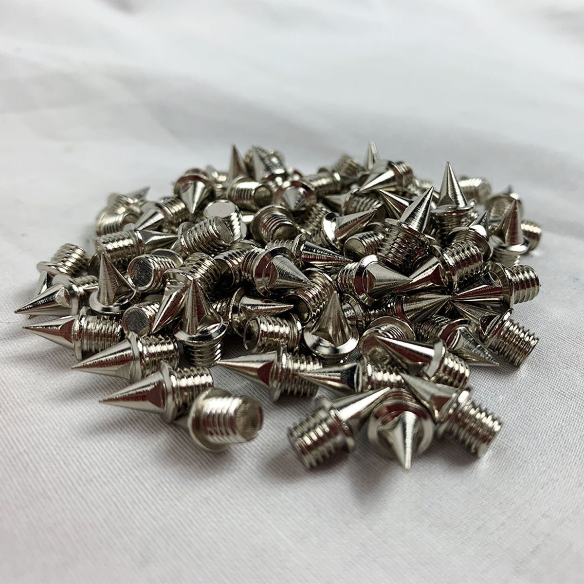 1/4 PYRAMID SPIKES (100 Qt.) - TrackBarn